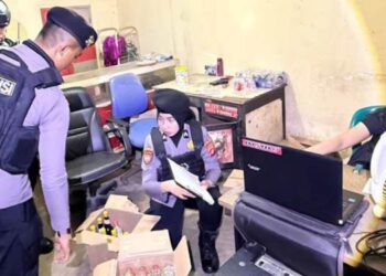 Operasi rutin Tim 3P Dit Samapta Polda Gorontalo berhasil mengamankan puluhan botol miras di salah satu warung penjual miras.Ahad (10/5). Foto: Istimewa