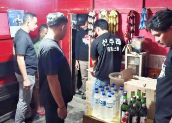 Kasat Narkoba Polres Pohuwato beserta personel, menyita sejumlah Miras dari rumah hingga warung milik masyarakat.