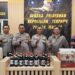 Kapolsek Marisa, AKP James Q. Derek,S.H. bersama anggota, memperlihatkan barang bukti minuman keras (Miras) yang berhasil disita dari sejumlah tempat hiburan malam.