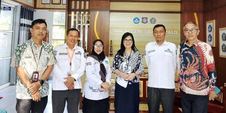 Foto bersama pengawas PAK, Petrus Tamon dan Pembimas Kristen dengan pihak SMAN 3 Gorontalo. (F. Istimewa)