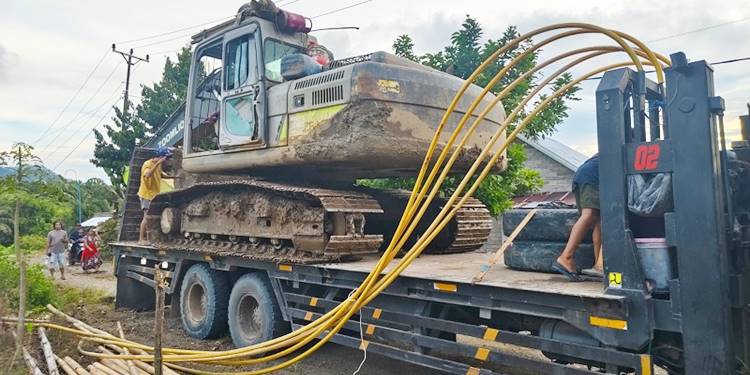 Dua unit alat berat jenis excavator berhasil diamankan oleh personel Dit Reskrimsus Polda Gorontalo beserta personel Polres Pohuwato di lokasi PETI Taluditi.