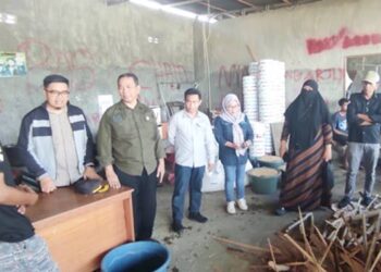 Sidak tim gabungan sejumlah instansi terkait di lingkungan Pemkab Bonbol serta aparat kepolisian pada sebuah pabrik illegal di Kawasan GORR Tapa, Bone Bolango, Jumat (8/5/2026). (Foto: Roy/Gorontalo Post).
