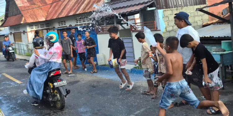 Di Gorontalo Konvoi Kelulusan Siswa SMA Disiram Air Kotor