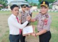 Kapolres Boalemo, AKBP Sigit Rahayudi,S.I.K. menyerahkan piagam penghargaan kepada personel yang berprestasi.