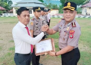 Kapolres Boalemo, AKBP Sigit Rahayudi,S.I.K. menyerahkan piagam penghargaan kepada personel yang berprestasi.
