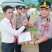 Kapolres Boalemo, AKBP Sigit Rahayudi,S.I.K. menyerahkan piagam penghargaan kepada personel yang berprestasi.