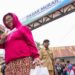 PERTAMINA MANTAP: Warga di Kota Kendari mengapresiasi program pasar murah dengan menyalurkan ribuan paket sembako bersubsidi. (foto: dok-pertamina)