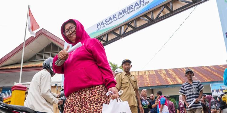 PERTAMINA MANTAP: Warga di Kota Kendari mengapresiasi program pasar murah dengan menyalurkan ribuan paket sembako bersubsidi. (foto: dok-pertamina)