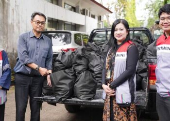 PT Pertamina Patra Niaga Sulawesi menyalurkan ratusan paket sembako pada peringatan Hari Buruh Internasional. (foto: dok-pertamina-reg sulawesi)
