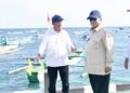 Presiden Republik Indonesia Prabowo Subianto bersama Menteri KKP dan Gubernur Gorontalo Gusnar Ismail saat meninjau lokasi Tambatan Perahu Olalo. (Foto : Biro Pers Kepresidenan).