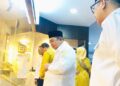 SATU ABAD - Wali Kota Gorontalo Adhan Dambea melihat koleksi Museum Aloei Saboe di RS Aloei Saboe Kota Gorontalo, dalam peringatan Satu Abad RSAS. (foto: gorontalo post)