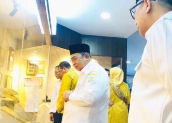 SATU ABAD - Wali Kota Gorontalo Adhan Dambea melihat koleksi Museum Aloei Saboe di RS Aloei Saboe Kota Gorontalo, dalam peringatan Satu Abad RSAS. (foto: gorontalo post)