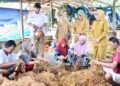 Gubernur Gorontalo Gusnar Ismail melihat langsung sentra produksi rumput laut di Desa Ilodulunga, Kecamatan Anggrek, Kabupaten Gorontalo Utara, Selasa (19/5/2026). (Foto : Dok-Diskominfotik/Mila)