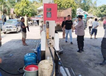 Personel Polres Boalemo saat melakukan penertiban dan pengawasan di lokasi SPBU Tilamuta.