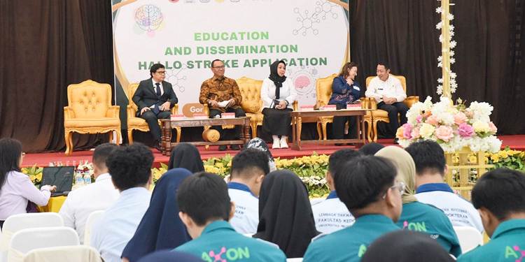 Peluncuran serta pemberian edukasi terkait penggunaan penggunaan aplikasi Hallo Stroke. (F. Istimewa)