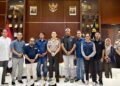 Kapolda Gorontalo, Irjen Pol. Drs. Widodo saat berpose dengan para pimpinan media dan organisasi media, terkait dengan pelaksanaan kegiatan temu jurnalis.