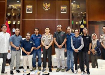 Kapolda Gorontalo, Irjen Pol. Drs. Widodo saat berpose dengan para pimpinan media dan organisasi media, terkait dengan pelaksanaan kegiatan temu jurnalis.