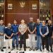 Kapolda Gorontalo, Irjen Pol. Drs. Widodo saat berpose dengan para pimpinan media dan organisasi media, terkait dengan pelaksanaan kegiatan temu jurnalis.