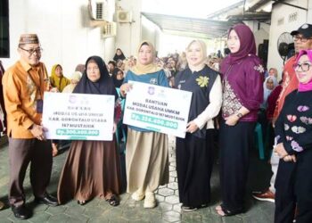 PENGUATAN EKONOMI - Penyaluran bantuan modal usaha bagi ratusan UMKM dari Kabupaten Gorontalo, dan Gorontalo Utara, Kamis (21/5). (foto: Dok-Diskominfotik/Nova)