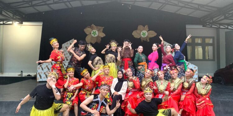 Panggung Budaya Nusantara: Mahasiswa Sendratasik UNG Unjuk Kemampuan Lewat Ujian Praktik Tari