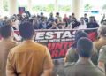 Puluhan masyarakat penambang yang tergabung bersama Aliansi Lembaga Aksi Bela Rakyat (Labrak), melakukan aksi unjuk rasa di Kantor Bupati Pohuwato.