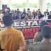 Puluhan masyarakat penambang yang tergabung bersama Aliansi Lembaga Aksi Bela Rakyat (Labrak), melakukan aksi unjuk rasa di Kantor Bupati Pohuwato.