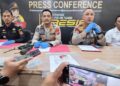 Direktur Polisi Perairan dan Udara Polda Gorontalo, Kombes Pol. Devy Firmansyah,saat memberikan keterangan persnya terkait penangkapan penyelundupan bahan kimia jenis sianida melalui jalur laut. Rabu (6/5). Foto: Natharahman/Gorontalo Post.