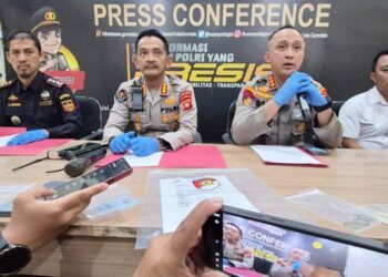Direktur Polisi Perairan dan Udara Polda Gorontalo, Kombes Pol. Devy Firmansyah,saat memberikan keterangan persnya terkait penangkapan penyelundupan bahan kimia jenis sianida melalui jalur laut. Rabu (6/5). Foto: Natharahman/Gorontalo Post.