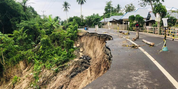Longsor Jalan Trans Sulawesi di Desa Bakti Mulai Ditangani, Warga Masih Diliputi Kekhawatiran