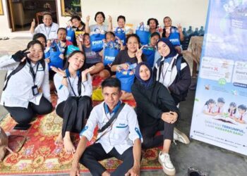 Penyaluran Pakaian dan Donasi Buku dalam Program RE3 FOR-E