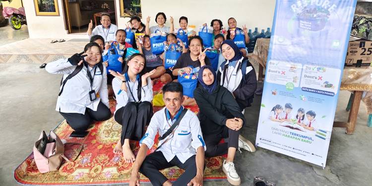 Penyaluran Pakaian dan Donasi Buku dalam Program RE3 FOR-E