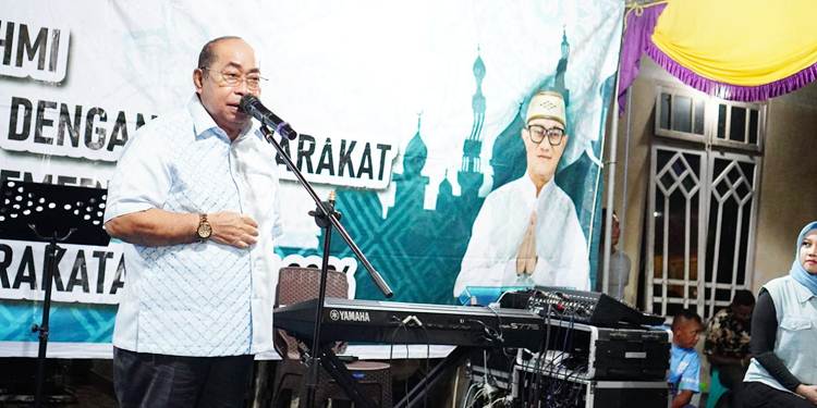 Wali Kota Gorontalo, Adhan Dambea saat memberikan sambutan pada silaturahmi bersama warga Kelurahan Siendeng, Kecamatan Hulonthalangi, Sabtu (16/5/2026) malam.