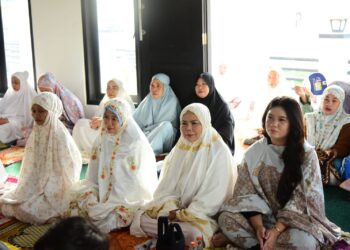 Wagub Idah Bersama Keluarga Salat Iduladha di Masjid Asy-Syahidah