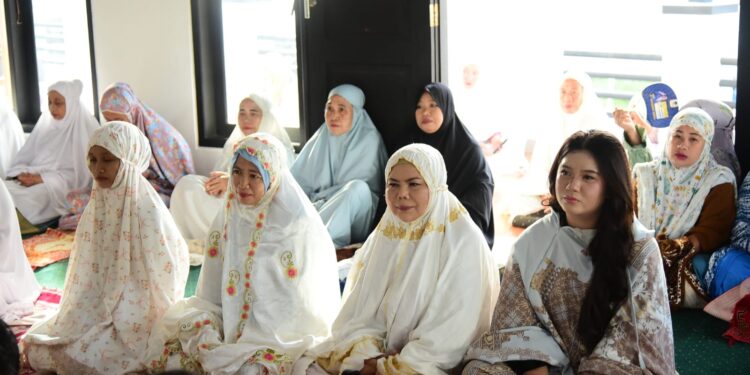 Wagub Idah Bersama Keluarga Salat Iduladha di Masjid Asy-Syahidah
