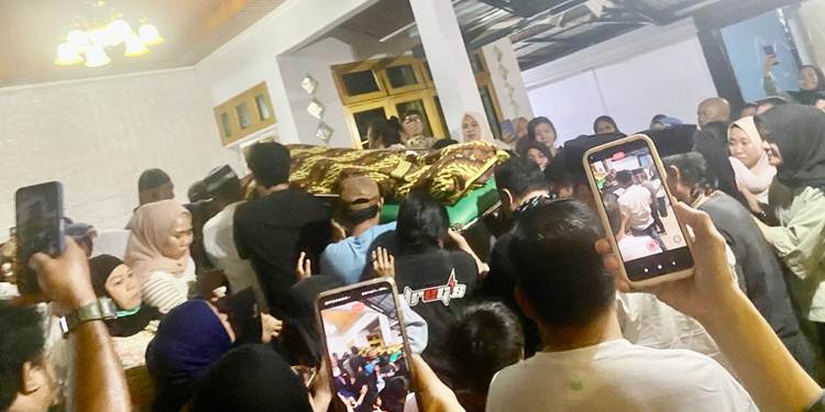 Jenazah Almarhum saat tiba di rumah duka, tadi malam (7/6).
