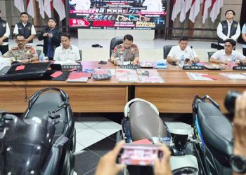 Kapolda Gorontalo Irjen Pol. Widodo, bersama jajarannya saat konferensi pers, Senin (29/6). (F. Natharahman/ Gorontalo Post)
