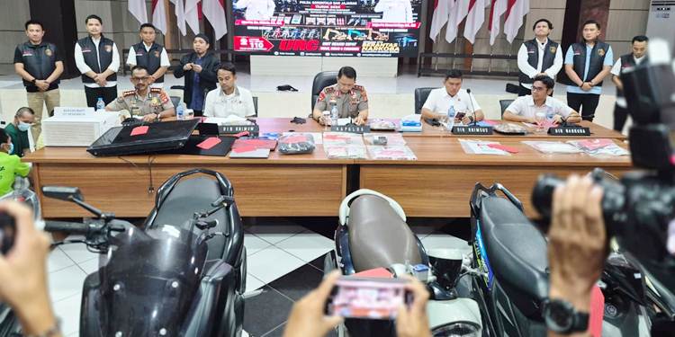 Kapolda Gorontalo Irjen Pol. Widodo, bersama jajarannya saat konferensi pers, Senin (29/6). (F. Natharahman/ Gorontalo Post)