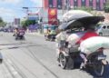 Abang bentor abaikan keselamatan berkendara di jalan raya, selain tidak menggunakan helm pengaman kepala, juga bermuatan melebihi kapasitas. (Foto: Roy/Gorontalo Post).