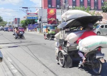 Abang bentor abaikan keselamatan berkendara di jalan raya, selain tidak menggunakan helm pengaman kepala, juga bermuatan melebihi kapasitas. (Foto: Roy/Gorontalo Post).