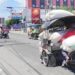 Abang bentor abaikan keselamatan berkendara di jalan raya, selain tidak menggunakan helm pengaman kepala, juga bermuatan melebihi kapasitas. (Foto: Roy/Gorontalo Post).