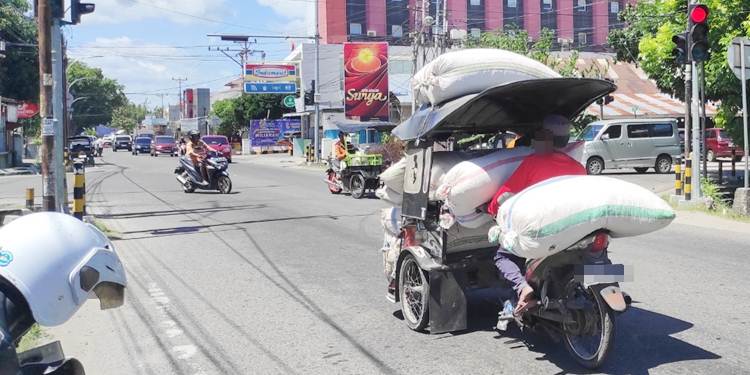 Abang bentor abaikan keselamatan berkendara di jalan raya, selain tidak menggunakan helm pengaman kepala, juga bermuatan melebihi kapasitas. (Foto: Roy/Gorontalo Post).