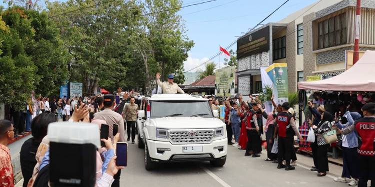 Pengamanan ketat apparat kepolisian dan TNI saat Presiden Prabowo menyapa warga dari atas mobil kenegaraannya, Rabu (24/6/2026)