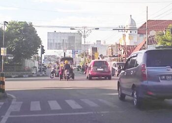 Baliho larangan menggunakan jalan eks Panjaitan merupakan jalan nasional bukan untuk kepentingan nasional. Dokumentasi ini diambil pada Kamis (18/6/2026) di simpang empat traffic light (Lampu merah) depan Apotek Sidra Kota Gorontalo. (Foto: Roy/Gorontalo Post)