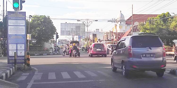 Baliho larangan menggunakan jalan eks Panjaitan merupakan jalan nasional bukan untuk kepentingan nasional. Dokumentasi ini diambil pada Kamis (18/6/2026) di simpang empat traffic light (Lampu merah) depan Apotek Sidra Kota Gorontalo. (Foto: Roy/Gorontalo Post)