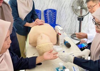 Salah satu Kader Kesehatan Desa Tualango saat melakukan praktek untuk mengukur gula darah salah, Kamis (11/6/2026). (F. Diyanti/Gorontalo Post)