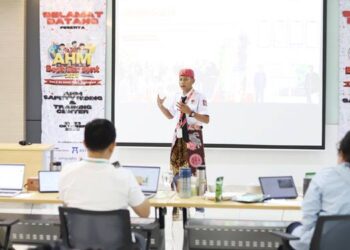 BERGENGSI- Siswa memaparkan hasil inovasinya pada AHM Best Student 2025. Kegiatan ini kembali dibuka dan memberi kesempatan kepada semua siswa di Gorontalo. (foto: dok-ahm)