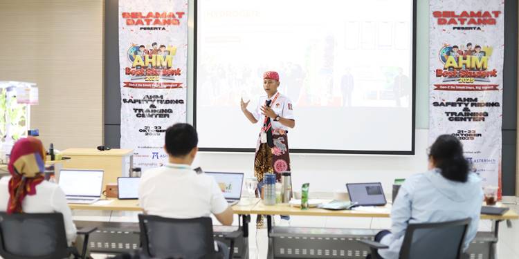 BERGENGSI- Siswa memaparkan hasil inovasinya pada AHM Best Student 2025. Kegiatan ini kembali dibuka dan memberi kesempatan kepada semua siswa di Gorontalo. (foto: dok-ahm)