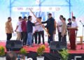 AMSI GORONTALO - Penyerahan bendera AMSI Gorontalo kepada Ketua wilayah Eki Gani oleh pengurus nasional AMSI Agoez Perdana pada pelantikan AMSI Wilayah Gorontalo, Jumat (12/6). (foto: dok-amsi gorontalo)