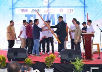 AMSI GORONTALO - Penyerahan bendera AMSI Gorontalo kepada Ketua wilayah Eki Gani oleh pengurus nasional AMSI Agoez Perdana pada pelantikan AMSI Wilayah Gorontalo, Jumat (12/6). (foto: dok-amsi gorontalo)