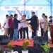 AMSI GORONTALO - Penyerahan bendera AMSI Gorontalo kepada Ketua wilayah Eki Gani oleh pengurus nasional AMSI Agoez Perdana pada pelantikan AMSI Wilayah Gorontalo, Jumat (12/6). (foto: dok-amsi gorontalo)